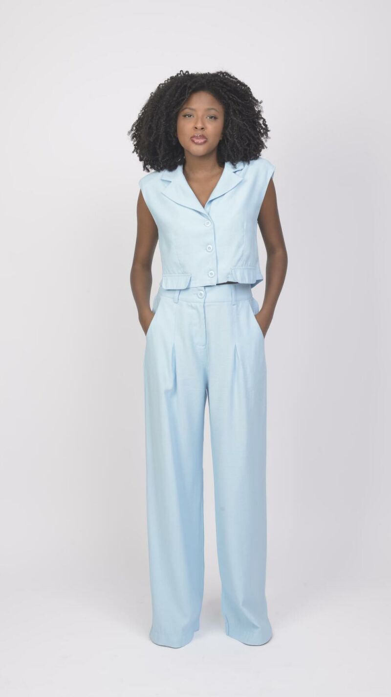 Imagem de Conjunto Azul de Alfaiataria Feminino: Calça Reta com Prega e Camisa Cropped com Ombreira para Look Sofisticado e Moderno